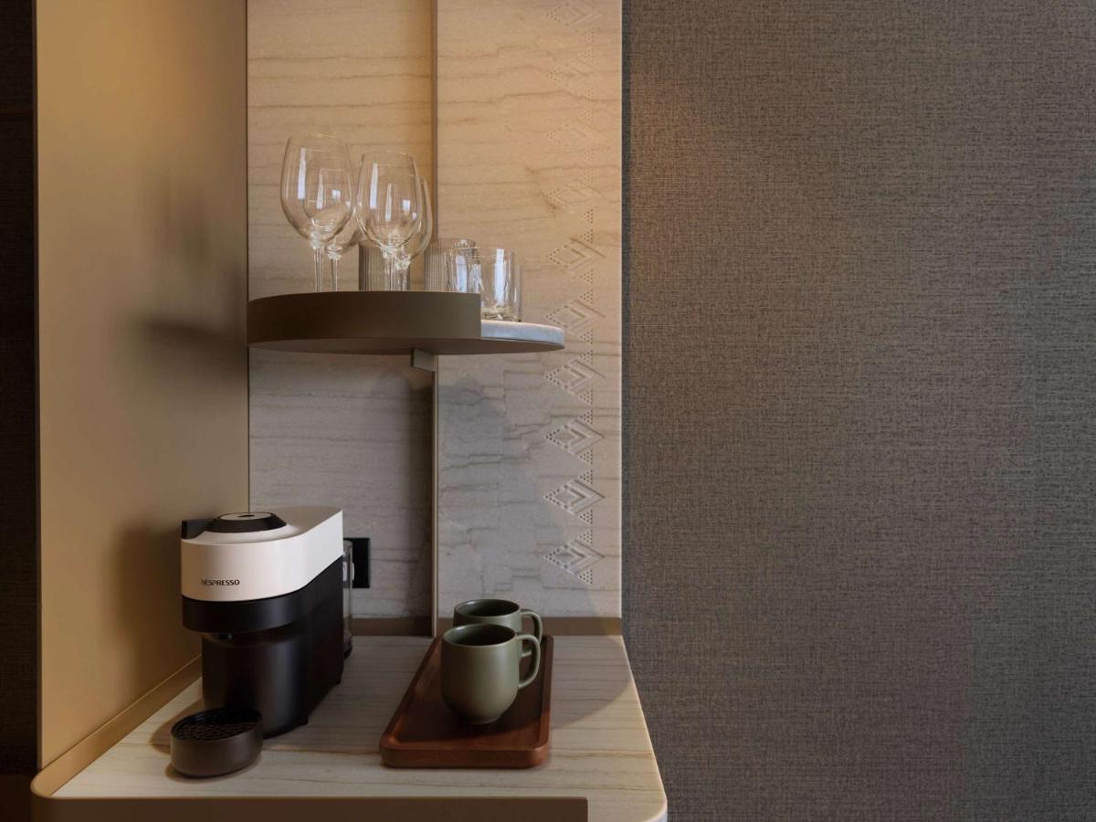 فندق Pullman Auckland Airport المظهر الخارجي الصورة A Nespresso coffee machine in a hotel room