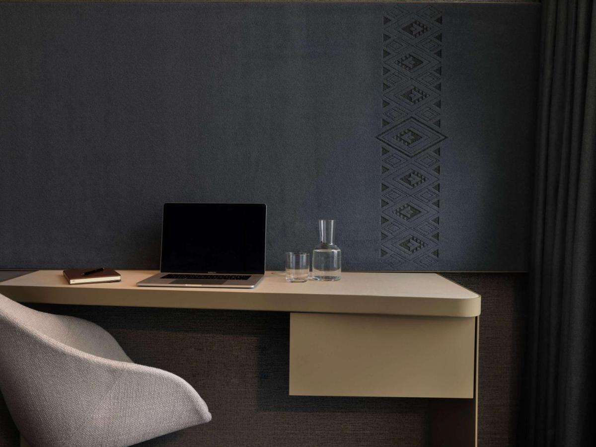 فندق Pullman Auckland Airport المظهر الخارجي الصورة A wall decorated with a stencil