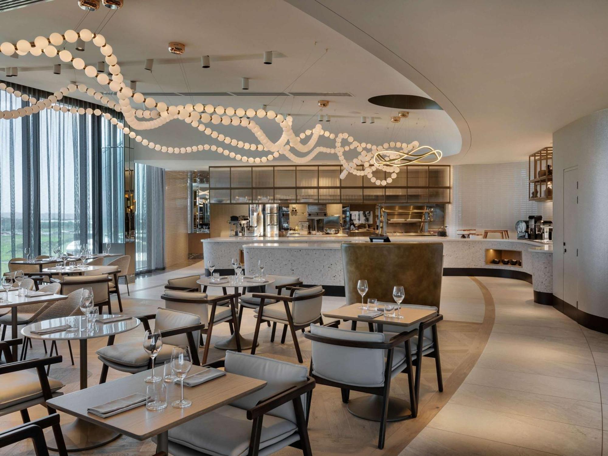 فندق Pullman Auckland Airport المظهر الخارجي الصورة The restaurant at the top of the hotel