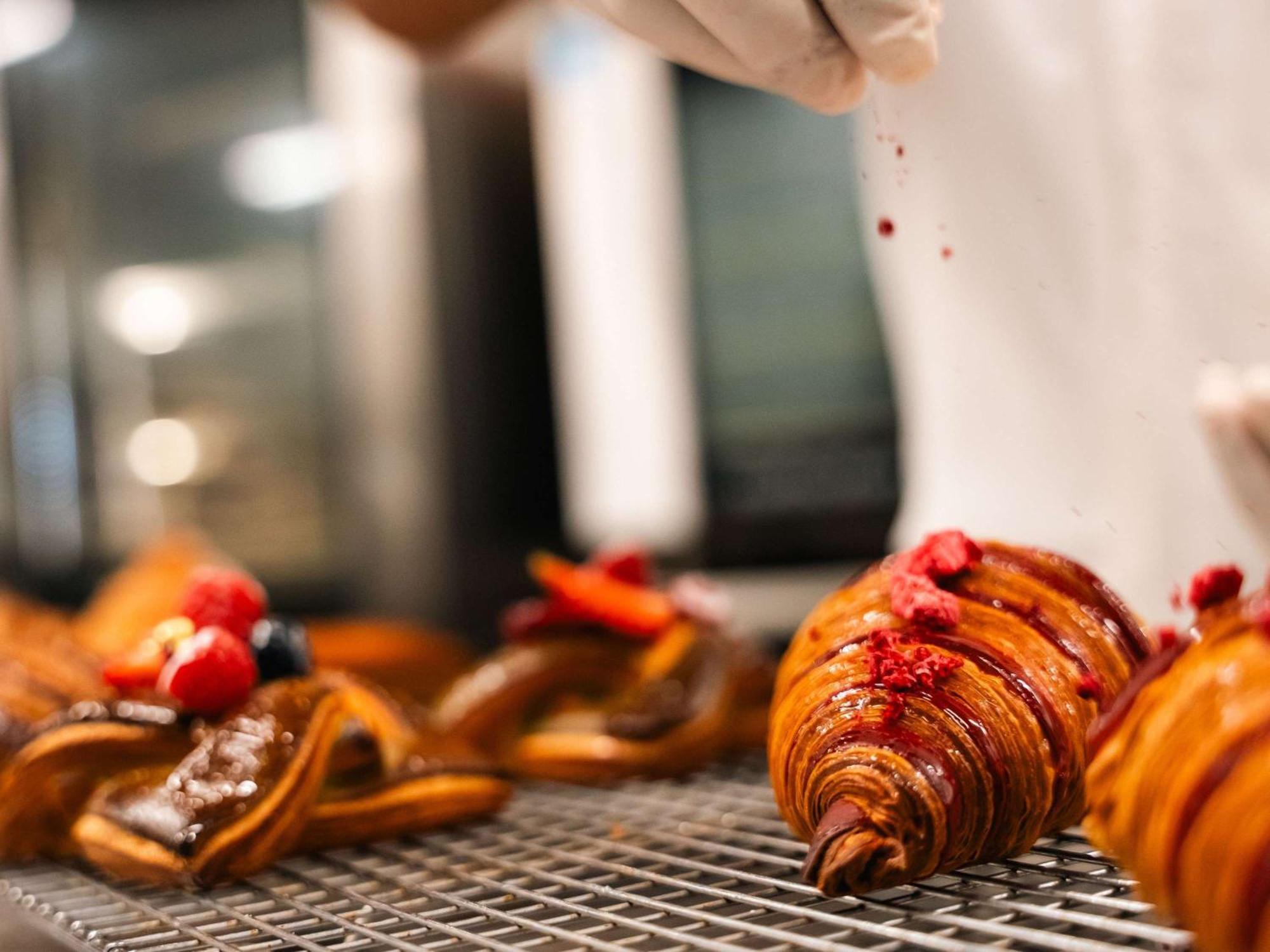 فندق Pullman Auckland Airport المظهر الخارجي الصورة Croissants being dusted with powdered sugar