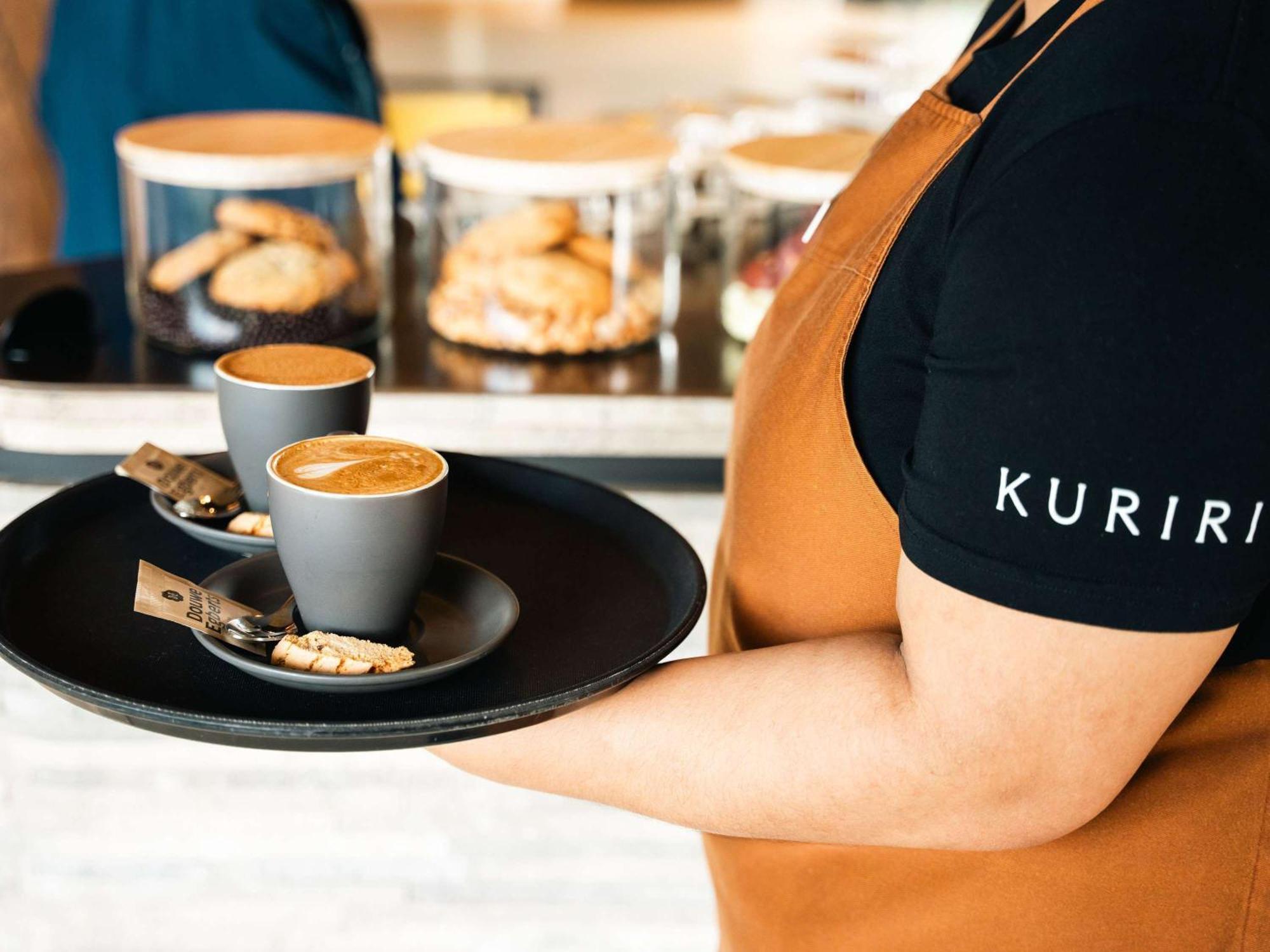 فندق Pullman Auckland Airport المظهر الخارجي الصورة A server holding a tray of coffee